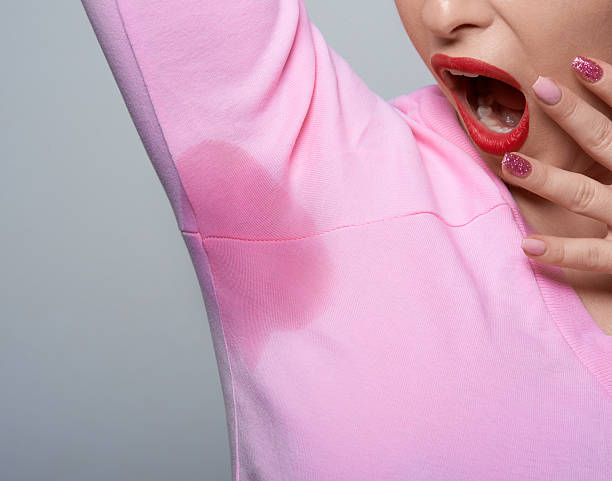 내 블라우스에 충격적인 땀 자국 - sweat armpit sweat stain shirt 뉴스 사진 이미지
