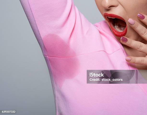 내 블라우스에 충격적인 땀 자국 땀에 대한 스톡 사진 및 기타 이미지 - 땀, 겨드랑이, 때묻은 - iStock