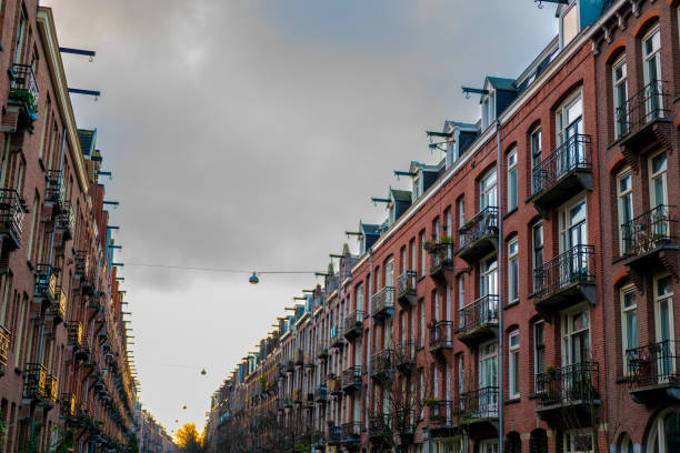 istock Amsterdam street with housefronts 639210856