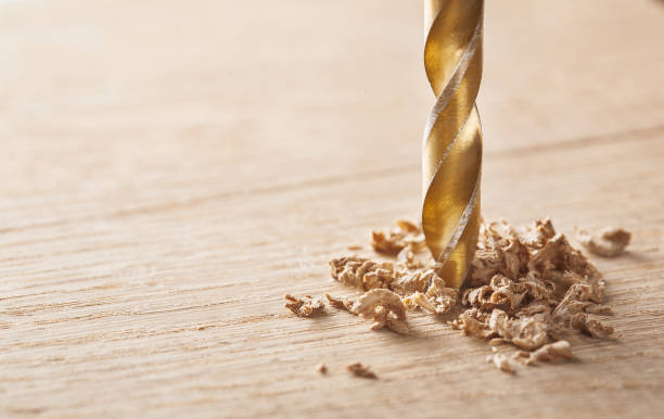 taladro hace un agujero en la mesa de roble de madera - pieza de taladradora fotografías e imágenes de stock