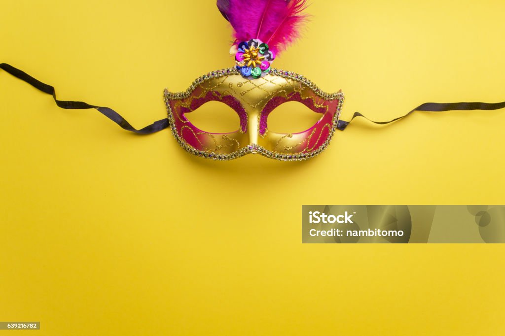 Masque coloré mardi gras ou carnavale sur fond jaune - Photo de Accessoire de déguisement libre de droits