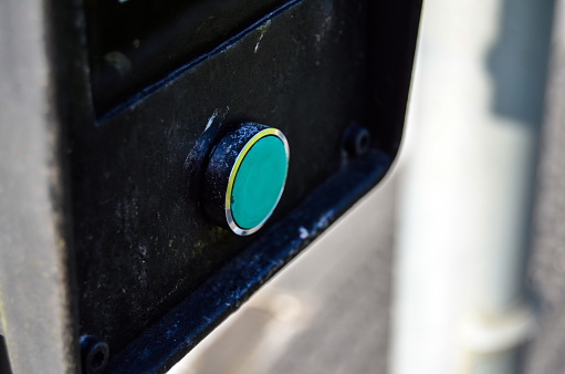 Green button (traffic light).