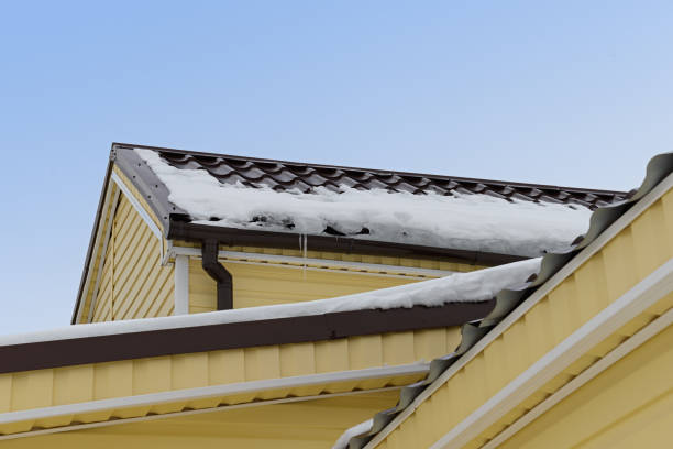 neve e ghiaccioli sul tetto di una casa appartamento - icicle hanging snow moving down foto e immagini stock