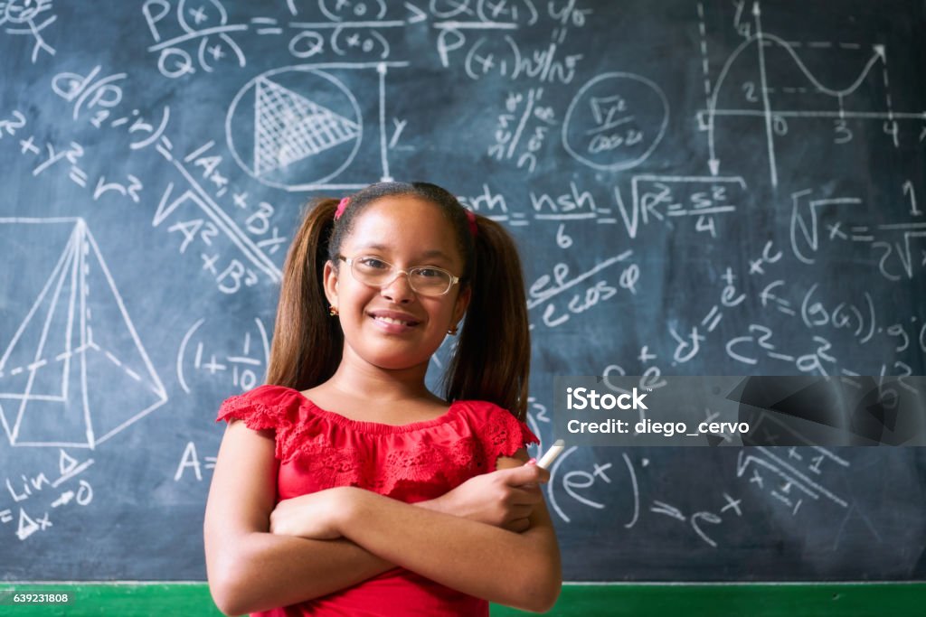 黒板上の複雑な数学の問題を解決する肖像画幸せな女の子 - 子供のロイヤリティフリーストックフォト