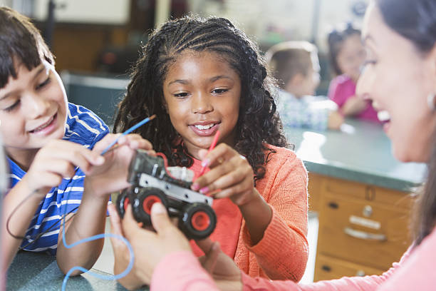 fille noire en classe de sciences apprenant la robotique - science education school offspring photos et images de collection