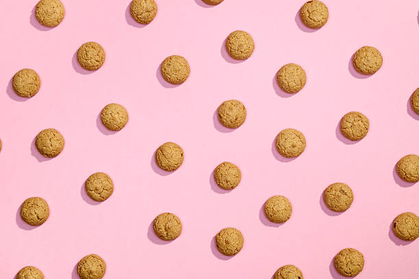 istock Pattern of sweet cookies on pink background 639244408