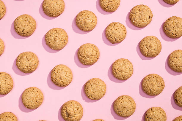 istock Pattern of sweet cookies on pink background 639244568