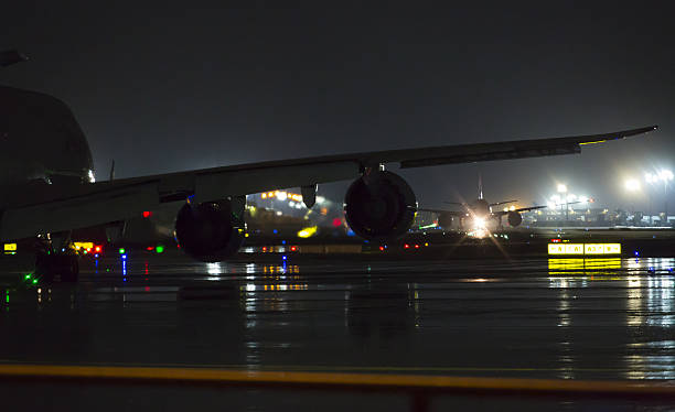 notte presso l'aeroporto - runway airport rain wet foto e immagini stock