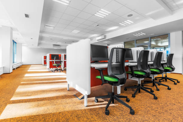 aula de informática con suelo naranja - classroom education chair carpet fotografías e imágenes de stock