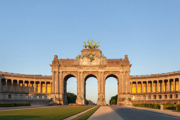 istock Perspective panoramic view to the Triumphal Arch 639248112