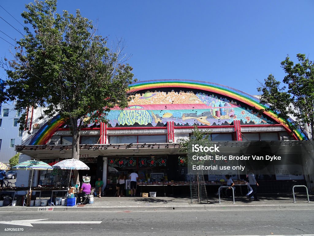 La gente explora los estantes callejeros en la tienda Amoeba Music - Foto de stock de Aire libre libre de derechos