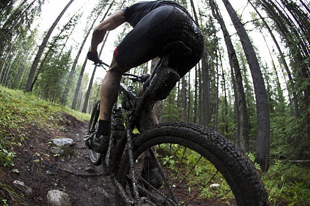 muddy mountain bike racer  - mountain cycling bicycle tire - fotografias e filmes do acervo