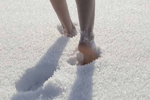 femme marchant pieds nus dans la neige - winter cold footpath footprint photos et images de collection