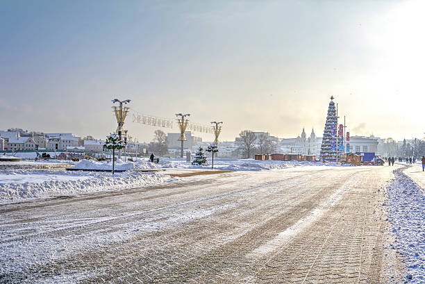 minsk. vencedores prospect - lane sunlight sunbeam plant - fotografias e filmes do acervo