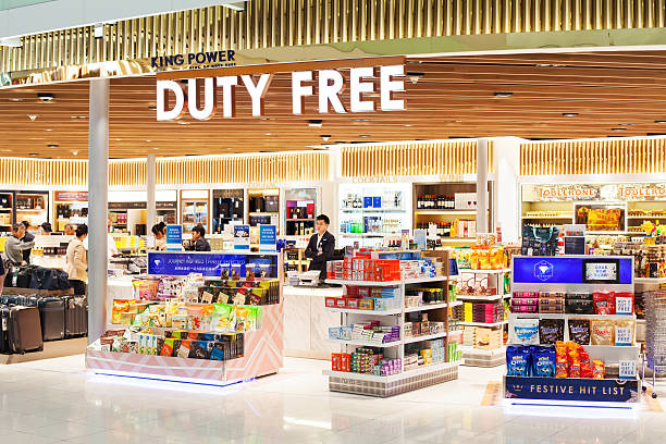 boutique hors taxes à l’aéroport de suvarnabhumi à bangkok - duty free photos et images de collection