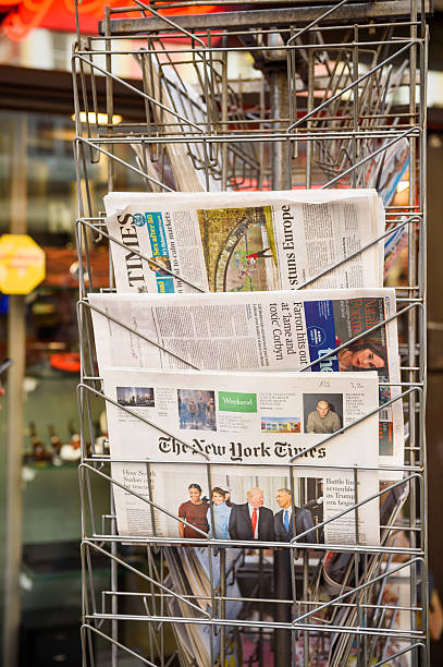 new york times, газета the guardian из газетных киосков - best of стоковые фото и изображения