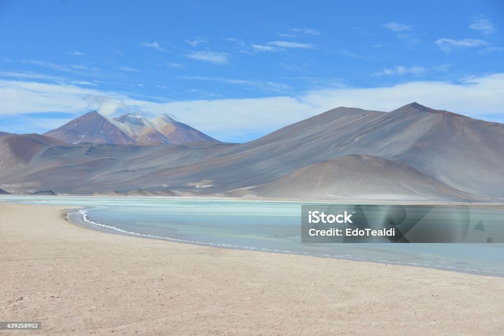 Pastellsee und Berg - Lizenzfrei Abenteuer Stock-Foto