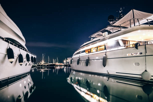 yacht di lusso nel porto di la spezia di notte con riflessione - yacht foto e immagini stock