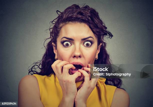 Photo libre de droit de Femme Choquée Effrayée Isolée Sur Fond Gris banque d'images et plus d'images libres de droit de Peur - Peur, Femmes, Crier