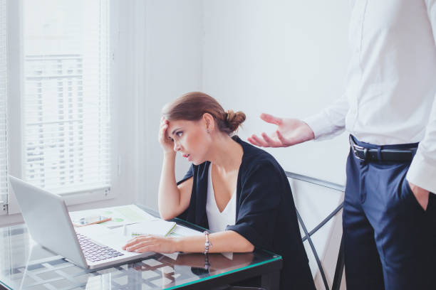 estresse no trabalho, pressão emocional, chefe irritado e funcionário infeliz - businesswoman frustration rudeness business - fotografias e filmes do acervo