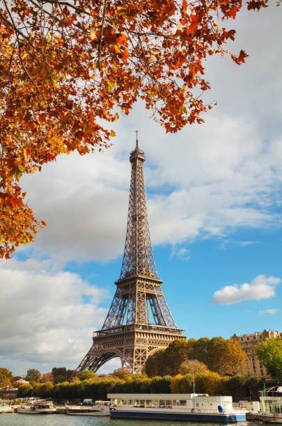 istock Cityscape of Paris with the Eiffel tower 639266208