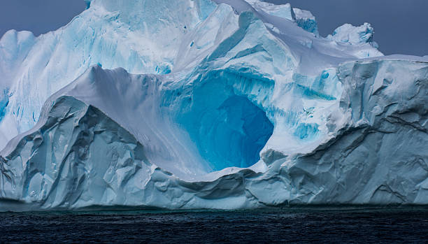 iceberg massif flottant en antarctique - uncultivated snow ice antarctica photos et images de collection