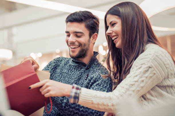 istock Couple in shopping 639266490
