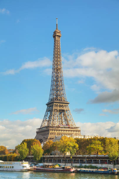 istock Cityscape of Paris with the Eiffel tower 639266814