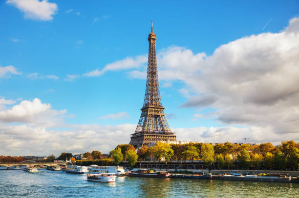 istock Cityscape of Paris with the Eiffel tower 639267022