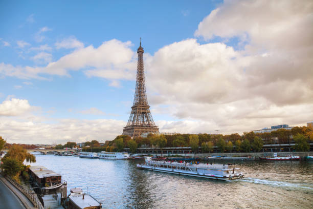istock Cityscape of Paris with the Eiffel tower 639267128