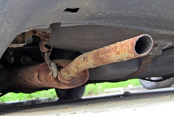 錆びた排気管 - car old rusty scrap metal ストックフォトと画像