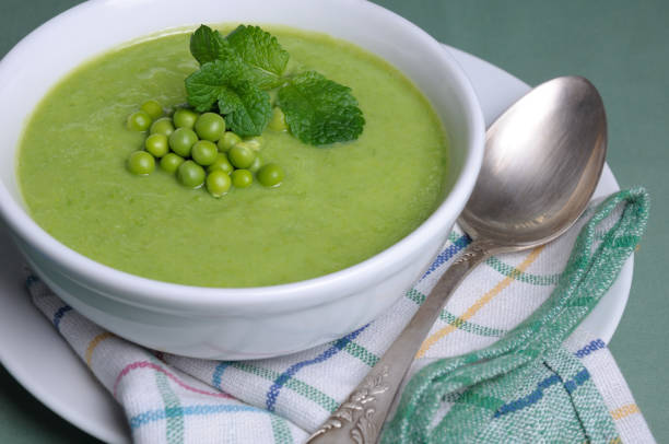 creme de sopa de ervilha - pea and mint soup - fotografias e filmes do acervo