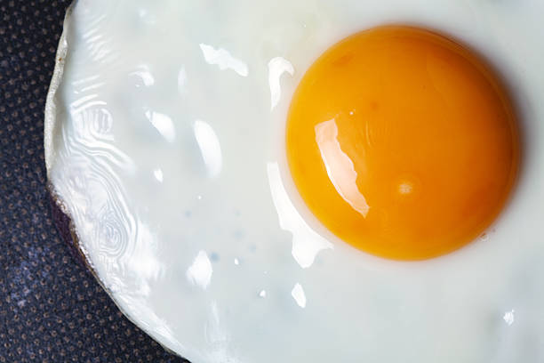 팬 매크로에 계란 튀김 - eggs fried egg egg yolk isolated 뉴스 사진 이미지