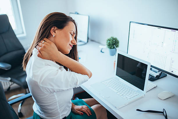 joven empresaria sufre de dolor de cuello - neck pain fotografías e imágenes de stock