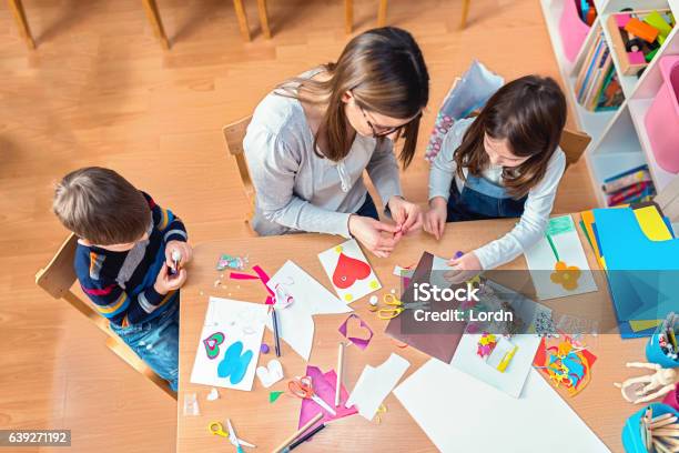 Maestra De Preescolar Con Niños Que Tienen Actividades Creativas Foto de stock y más banco de imágenes de Niño