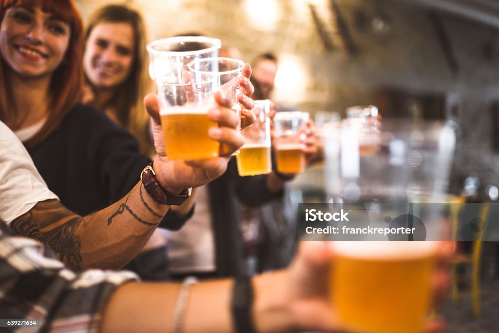 Freunde trinken Bier auf dem Oktoberfest - Lizenzfrei Bierfest Stock-Foto