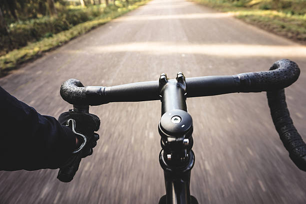 homme sur un vélo pov - personal perspective mountain biking mountain bike cycling photos et images de collection