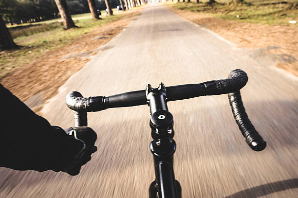 homme sur un vélo pov - personal perspective mountain biking mountain bike cycling photos et images de collection