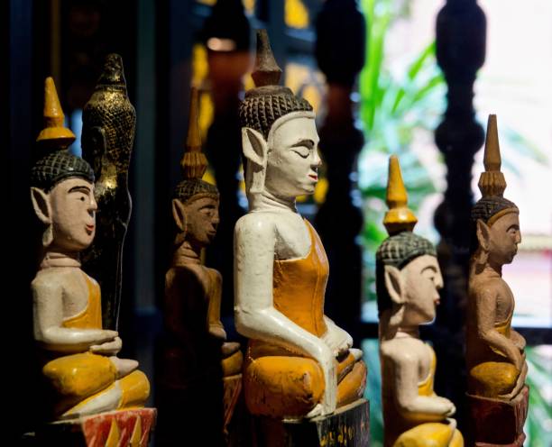 Thai Art : Profile of Ancient Wood Buddha Statues