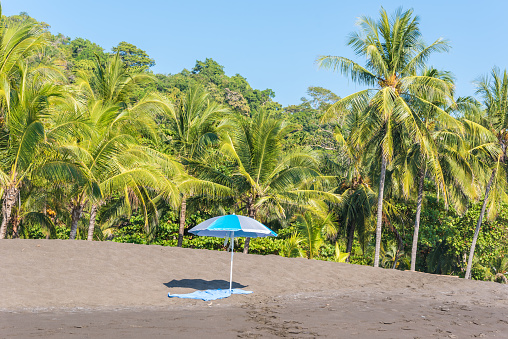 Sombrilla de playa y toallas en Playa Hermosa en Costa Rica photo