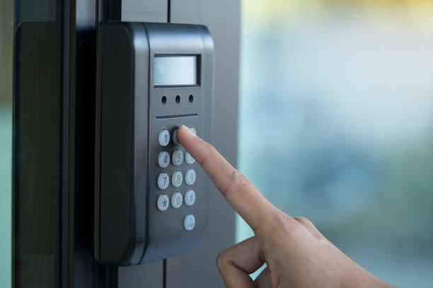 impronte digitali e controllo dell'accesso in un edificio per uffici - fingerprint lock order accessibility foto e immagini stock
