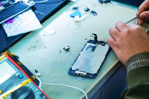 istock man technician repairing mobile phone 639304048