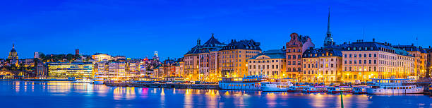 estocolmo gamla stan sodermalm puerto frente al mar iluminado anochecer panorama suecia - riddarfjarden fotografías e imágenes de stock