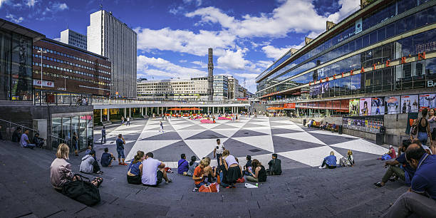 스웨덴 세르겔스 토르그 스퀘어 파노라마에서 쇼핑객들의 스톡홀름 군중 - stockholm town square sergels torg city 뉴스 사진 이미지