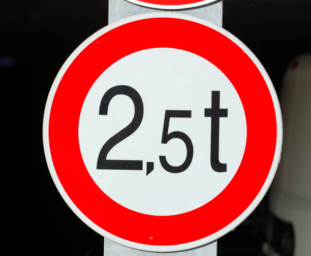 istock Traffic sign passage up to 2.5 tons 639309570