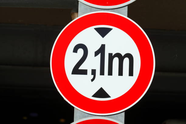 istock Traffic sign passage up to 2.1 meters 639309628