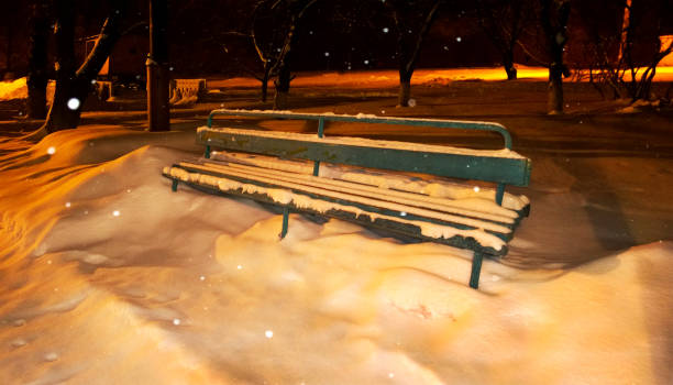 istock Old bench in the snow 639309642