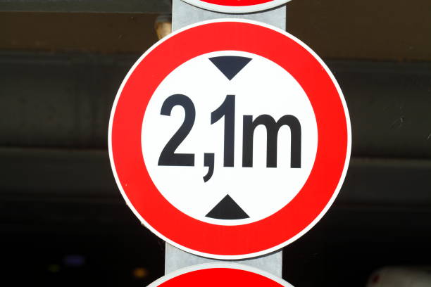 istock Traffic sign passage up to 2.1 meters 639309676