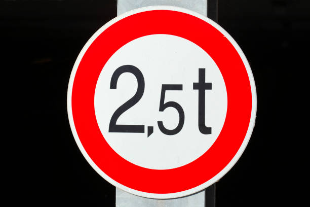 istock Traffic sign passage up to 2.5 tons 639309724
