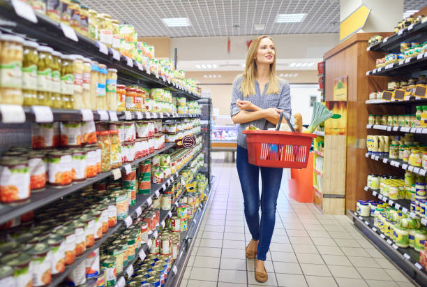 woman is looking around in grocery store - kundkorg bildbanksfoton och bilder